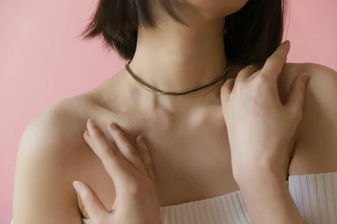 How to Choose a Collar Necklace - collar necklace