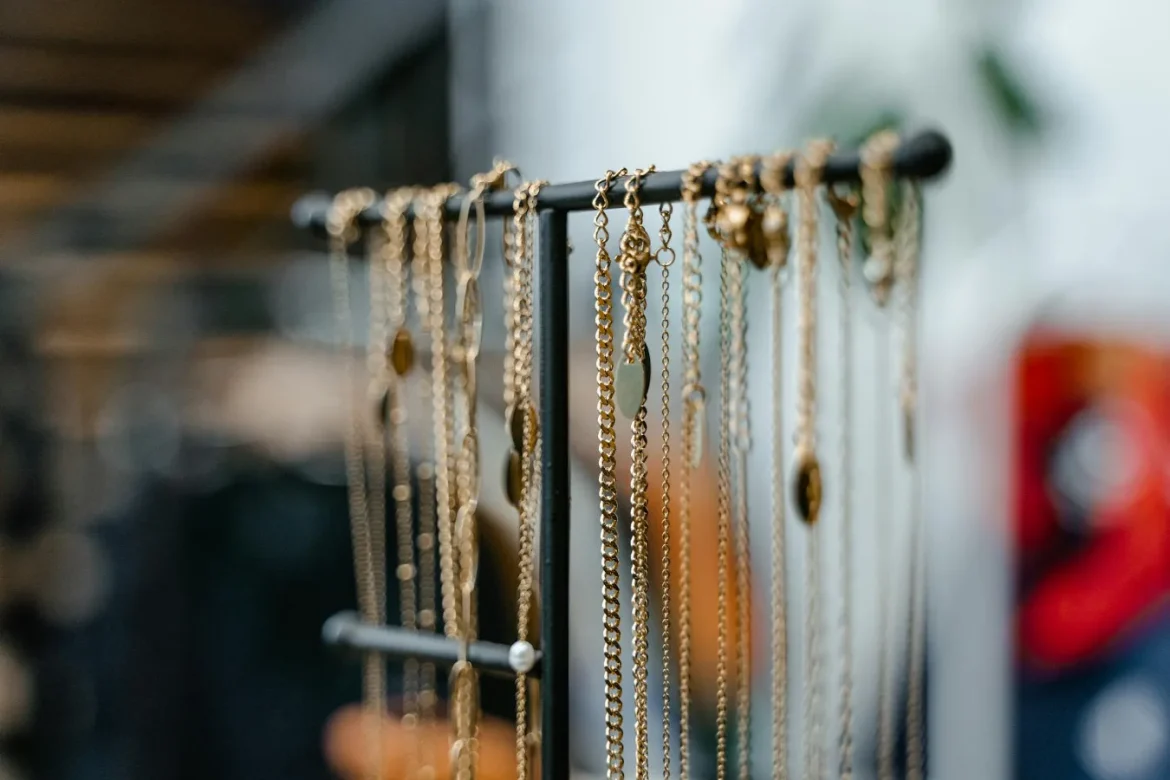 Paperclip Necklace Guide: Styles, Lengths, and Buying Tips - paperclip necklace